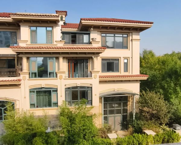 新郑市龙湖镇滨湖路53号国瑞富贵园47号1单元101号（别墅）房产及二手轩藤机械分料包装机灯设备一批拍卖